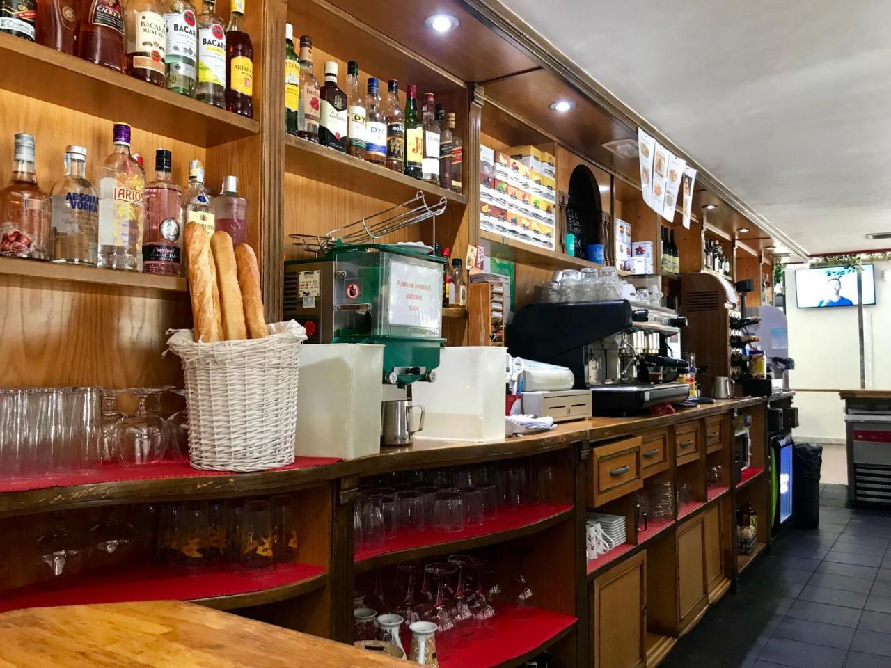 וייאדוליד Hostal Puerta La Villa מראה חיצוני תמונה