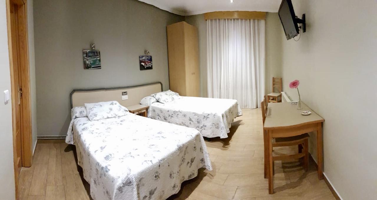 וייאדוליד Hostal Puerta La Villa מראה חיצוני תמונה