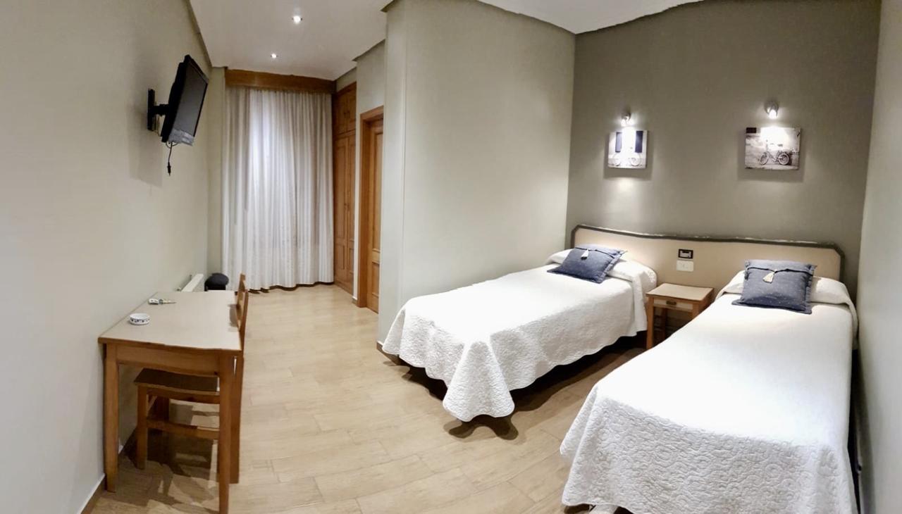 וייאדוליד Hostal Puerta La Villa מראה חיצוני תמונה