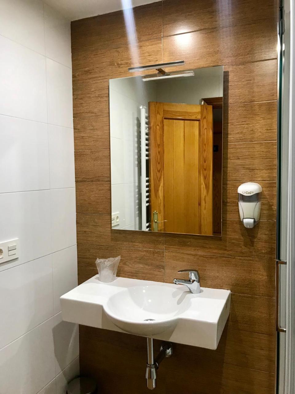 וייאדוליד Hostal Puerta La Villa מראה חיצוני תמונה