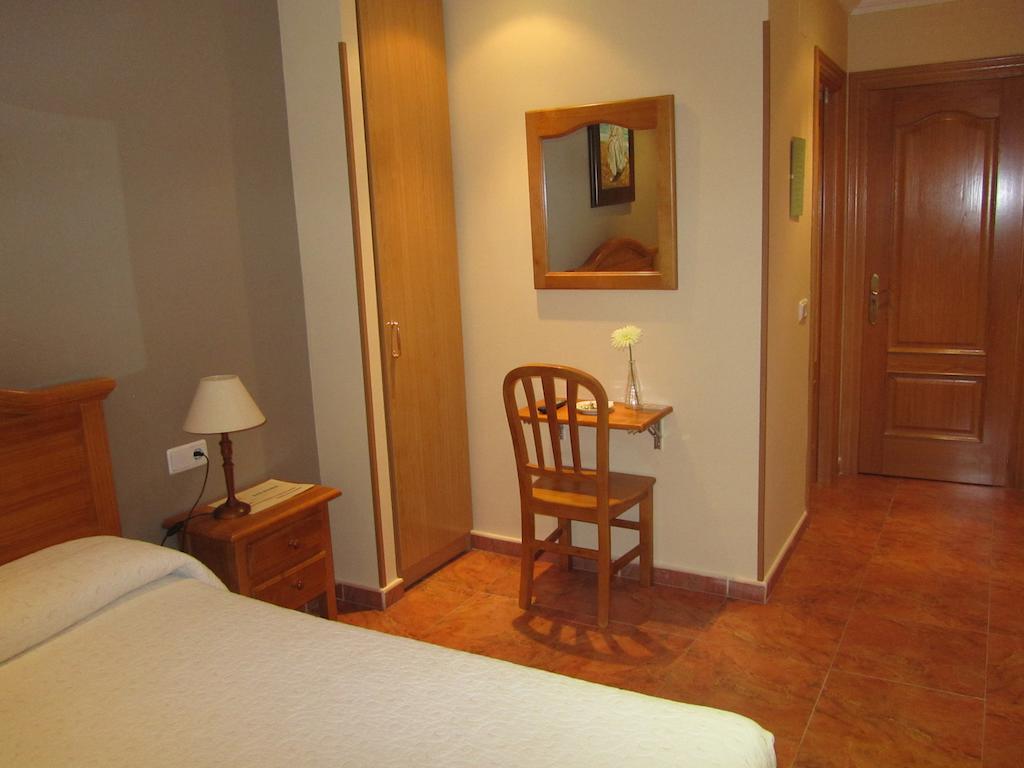 וייאדוליד Hostal Puerta La Villa מראה חיצוני תמונה
