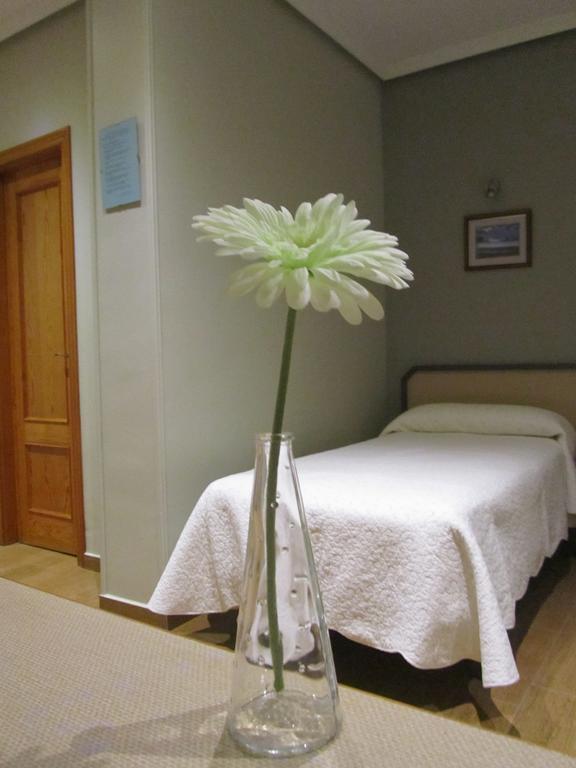 וייאדוליד Hostal Puerta La Villa מראה חיצוני תמונה