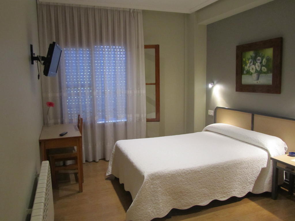 וייאדוליד Hostal Puerta La Villa מראה חיצוני תמונה