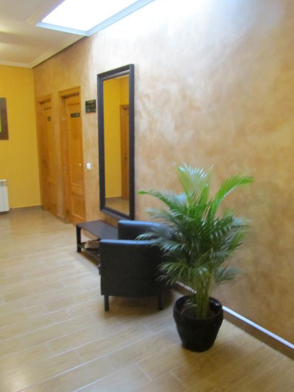 וייאדוליד Hostal Puerta La Villa מראה חיצוני תמונה
