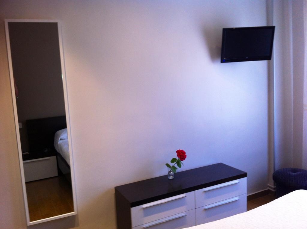 וייאדוליד Hostal Puerta La Villa מראה חיצוני תמונה
