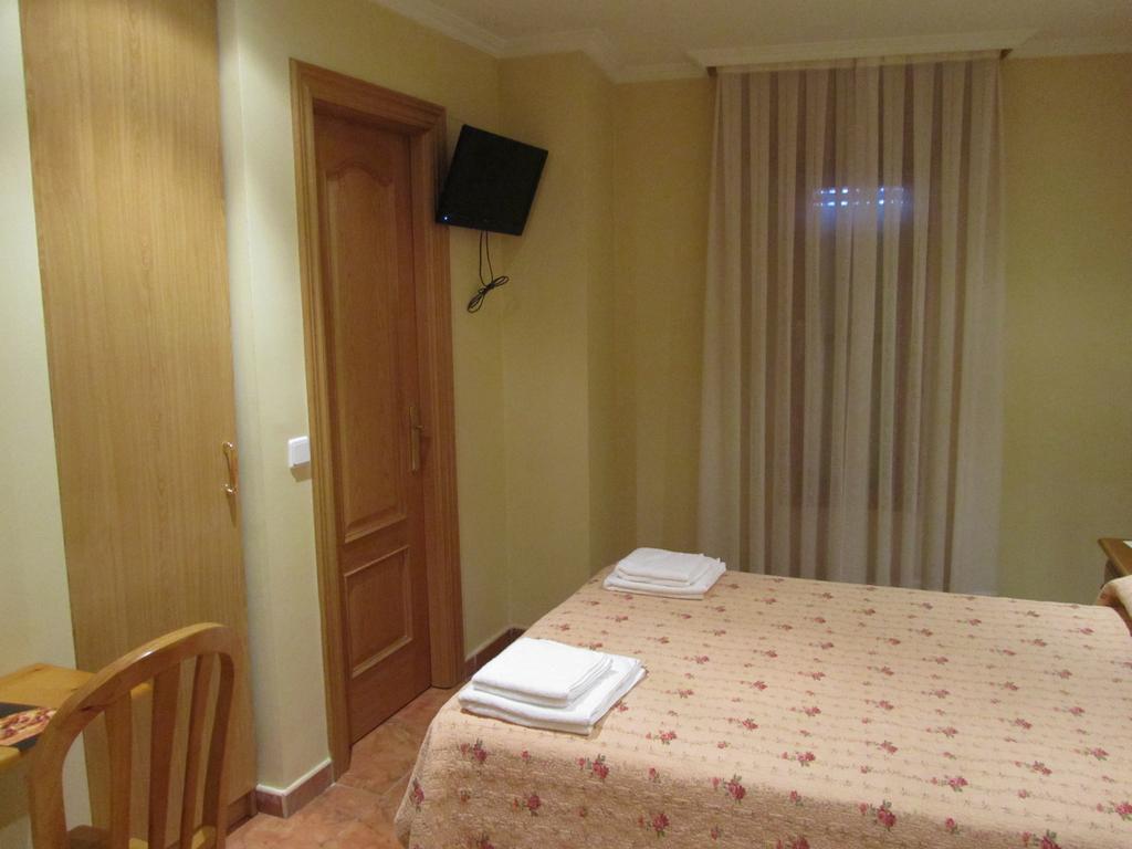וייאדוליד Hostal Puerta La Villa מראה חיצוני תמונה